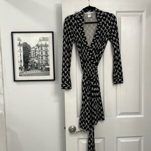 Diane Von Furstenberg New Jeanne silk wrap dress, black and white, size 4!